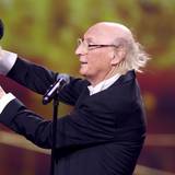 Komiker Otto Waalkes, der für sein Lebenswerk ausgezeichnet wird, steht bei der Verleihung des Deutschen Fernsehpreises auf der Bühne.