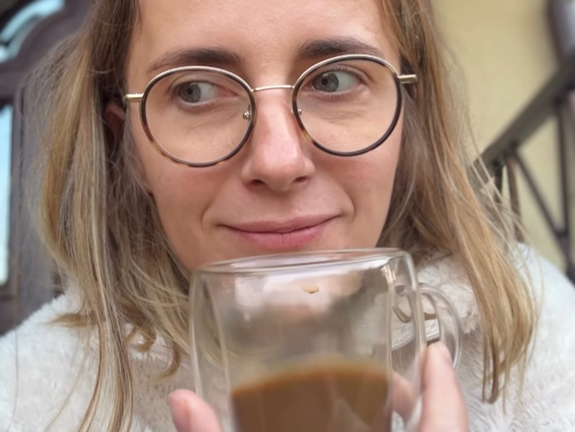 Anna Heiser mit einer Tasse Kaffee.