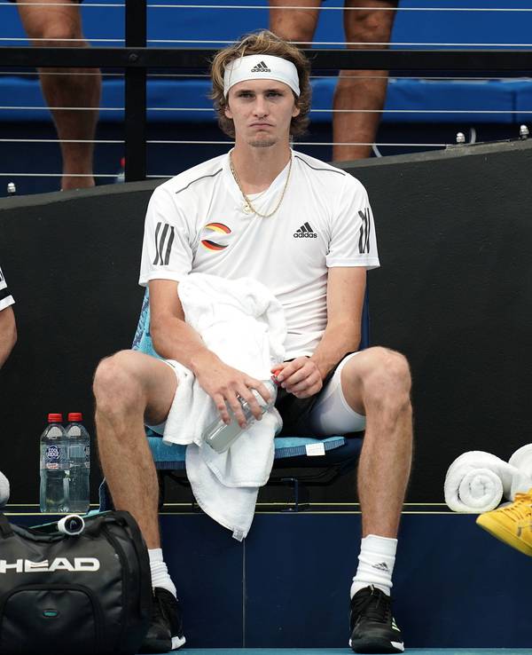 Alexander Zverev (l.) und Boris Becker sitzen enttäuscht nebeneinander.