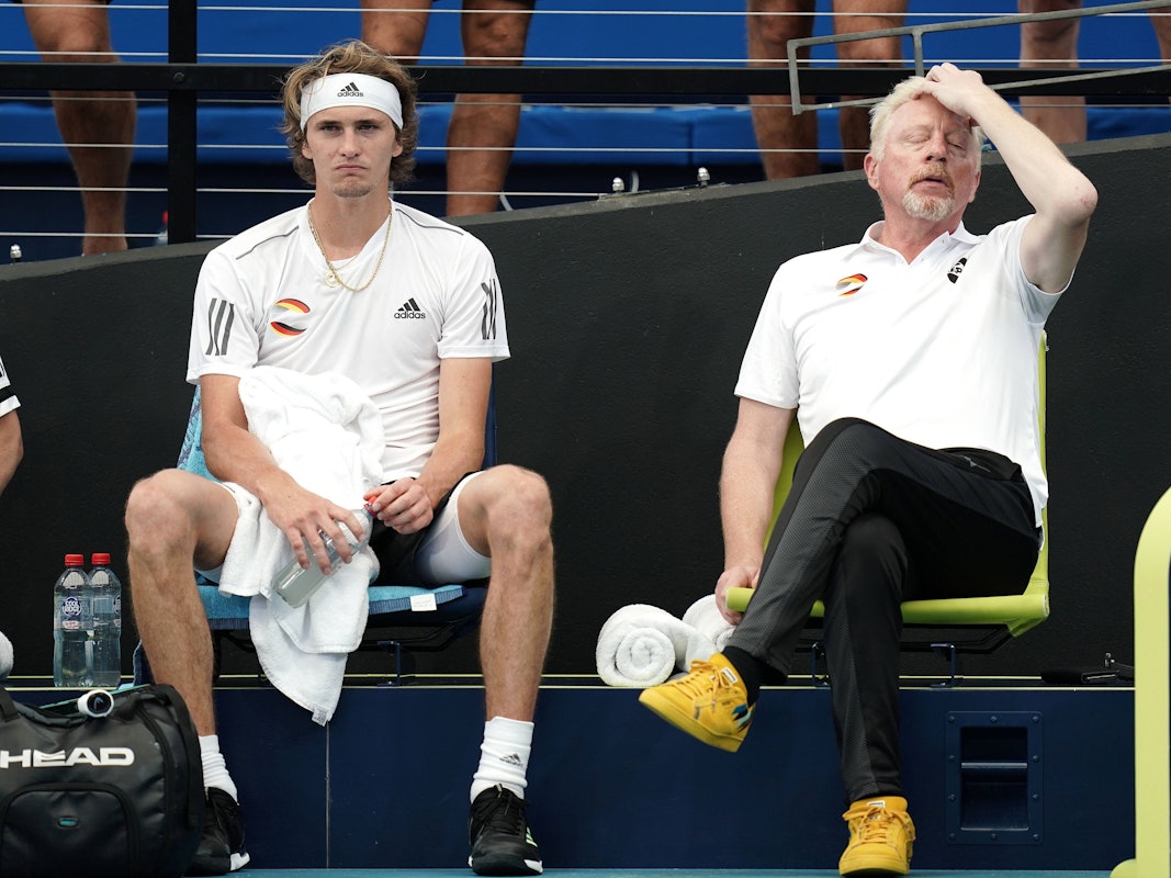 Alexander Zverev (l.) und Boris Becker sitzen enttäuscht nebeneinander.