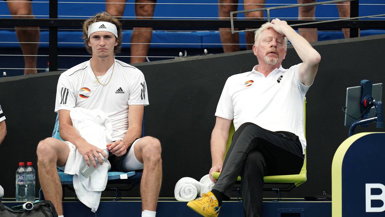 Alexander Zverev (l.) und Boris Becker sitzen enttäuscht nebeneinander.