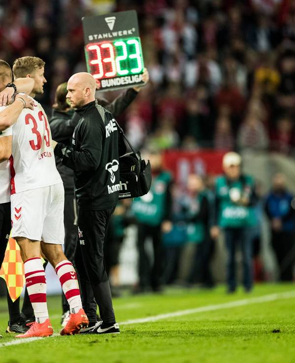 Steffen Baumgart nimmt Flo Dietz in den Arm.