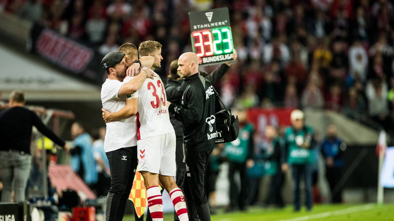 Steffen Baumgart nimmt Flo Dietz in den Arm.