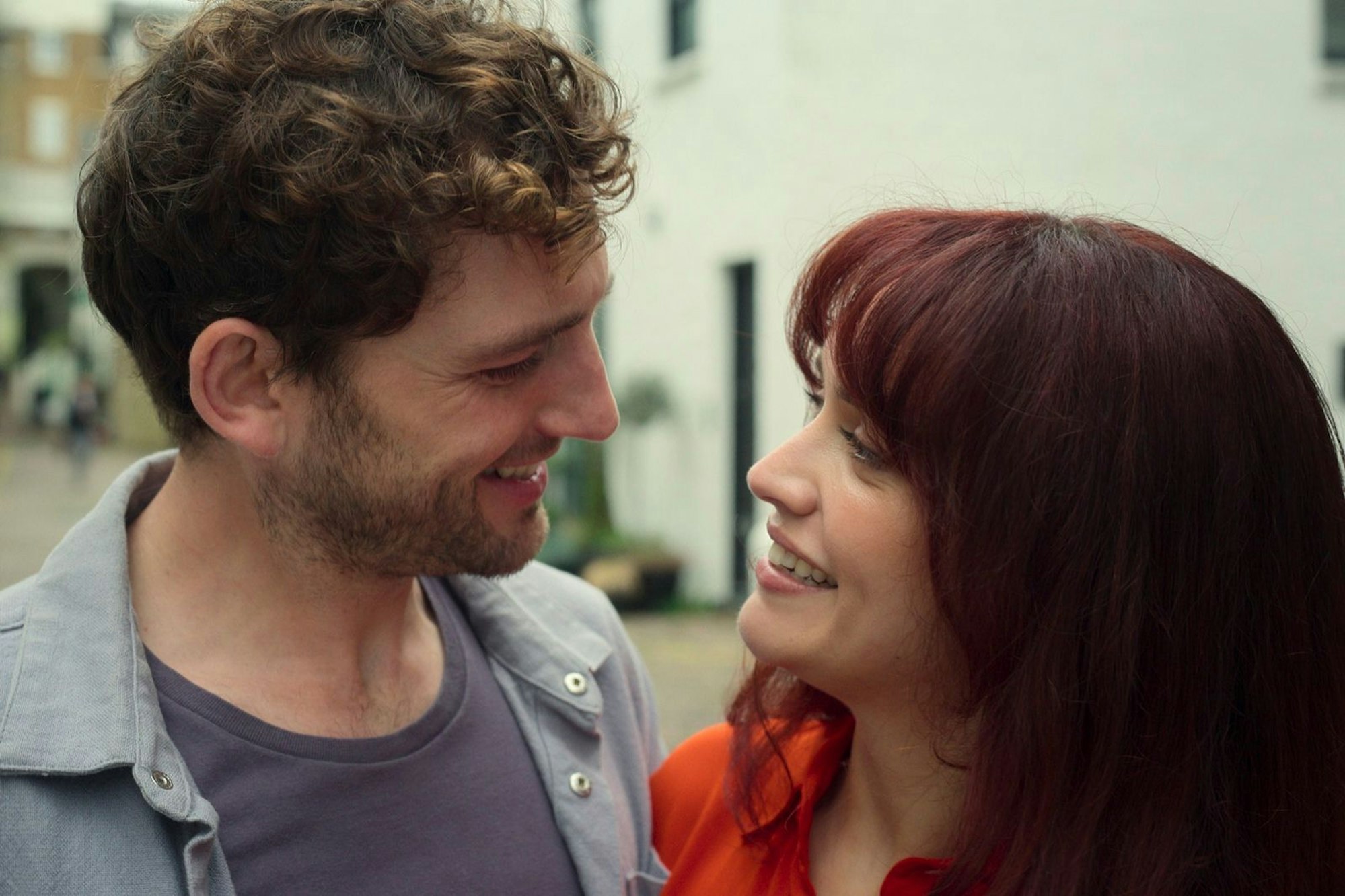 Daniel (Laurie Davidson) glaubt, in Cherry (Olivia Cooke) die Liebe seines Lebens gefunden zu haben. (Bild: © Amazon Content Services LLC / Christopher Raphael)