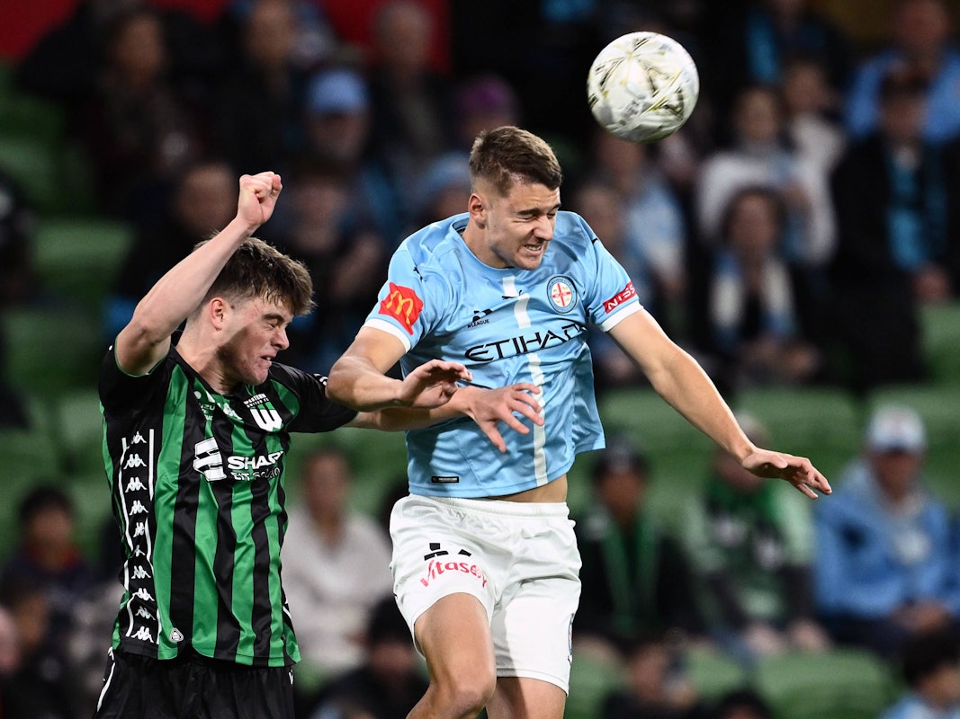 Dylan Leonard in einem Zweikampf während eins Liga-Spiels.