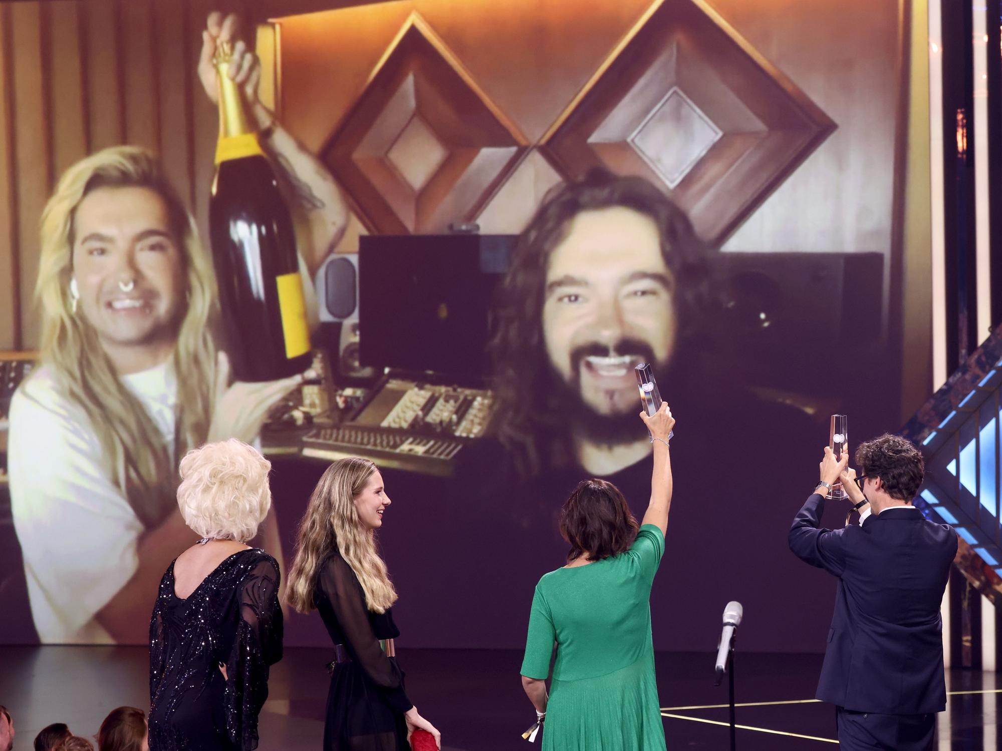 In Abwesenheit freuen sich Tom und Bill Kaulitz.