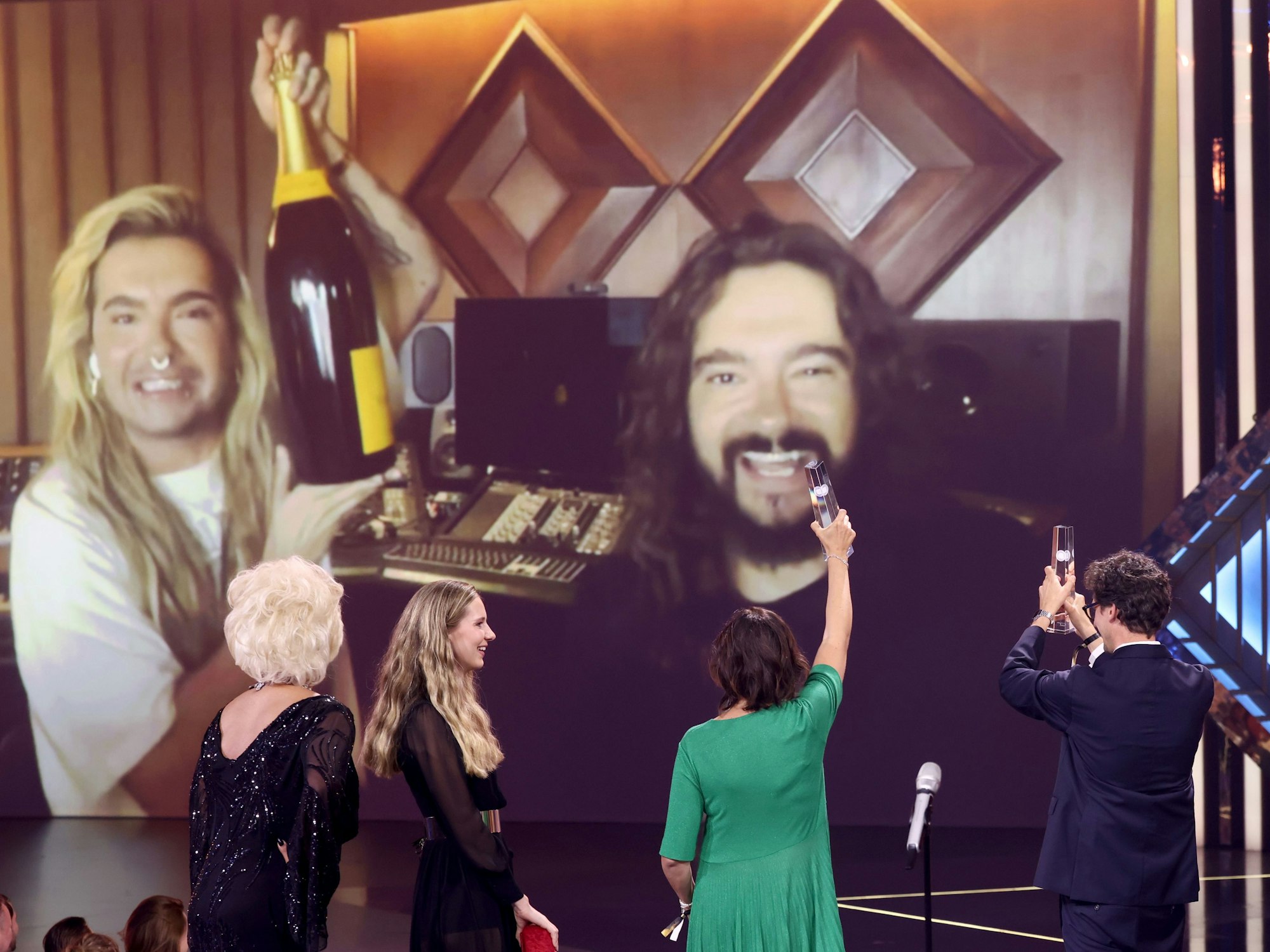 In Abwesenheit freuen sich Tom und Bill Kaulitz.