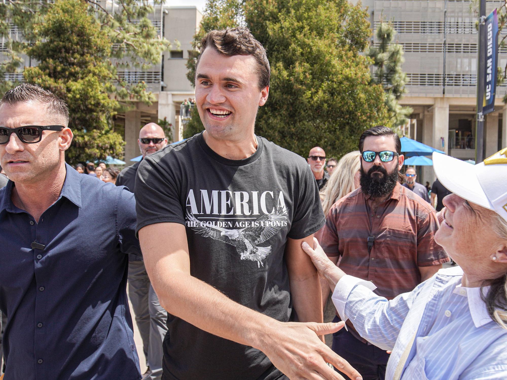 Charlie Kirk redet mit seinen Befürwortern.