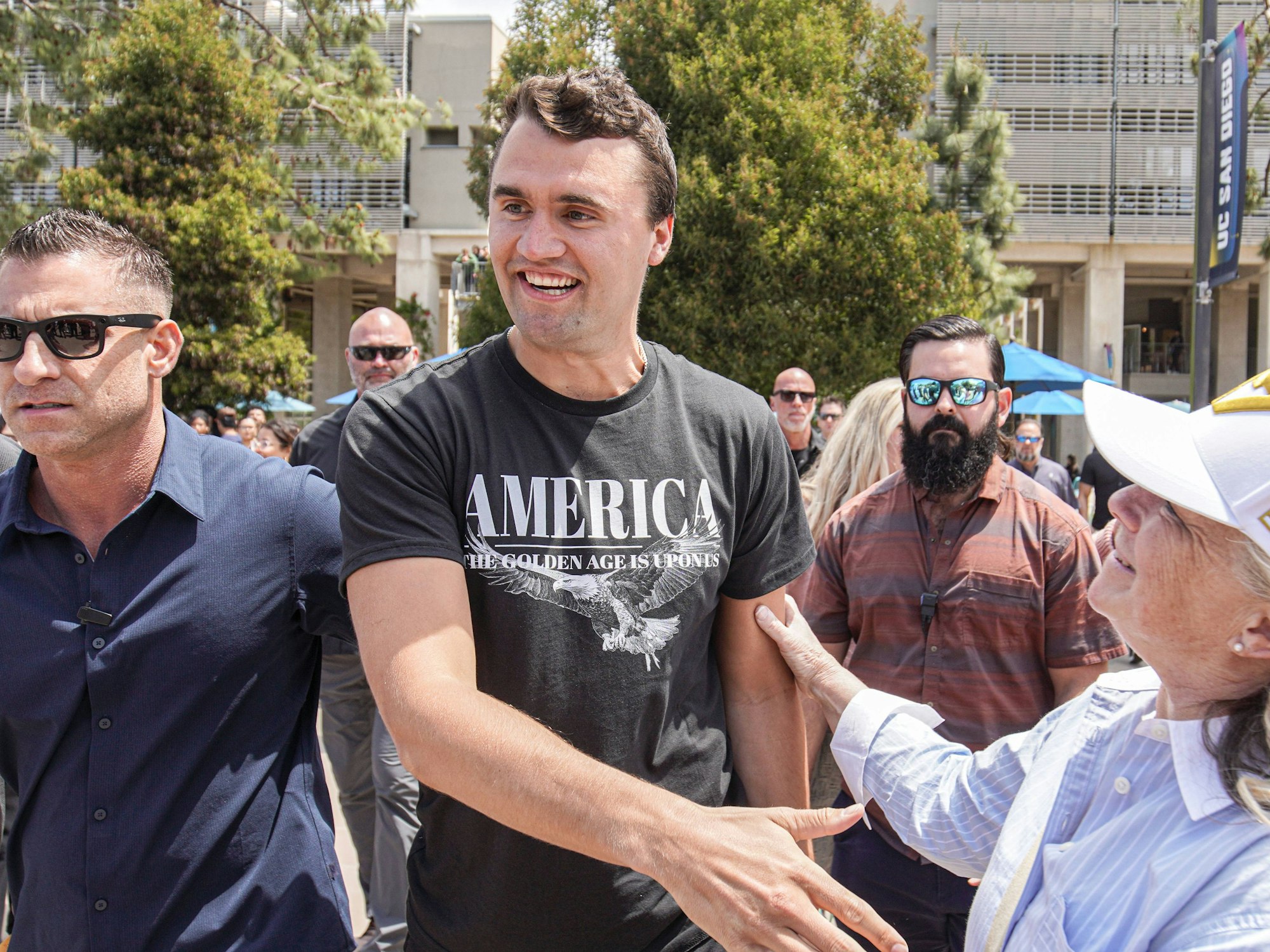 Charlie Kirk redet mit seinen Befürwortern.