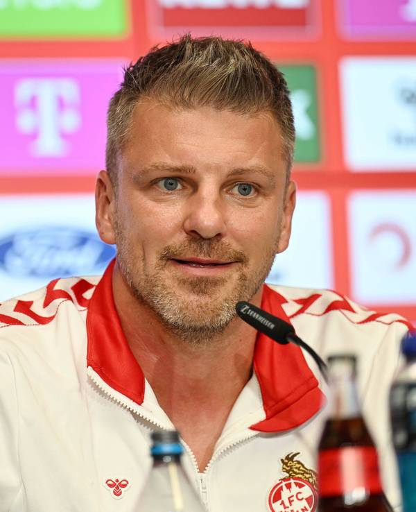 Lukas Kwasniok spricht bei der Spieltags-Pressekonferenz am 11. September 2025.
