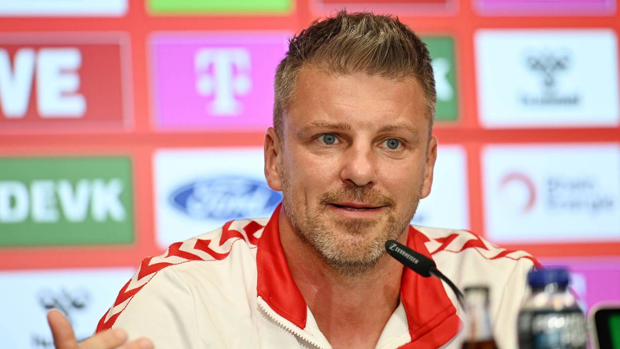 Lukas Kwasniok spricht bei der Spieltags-Pressekonferenz am 11. September 2025.