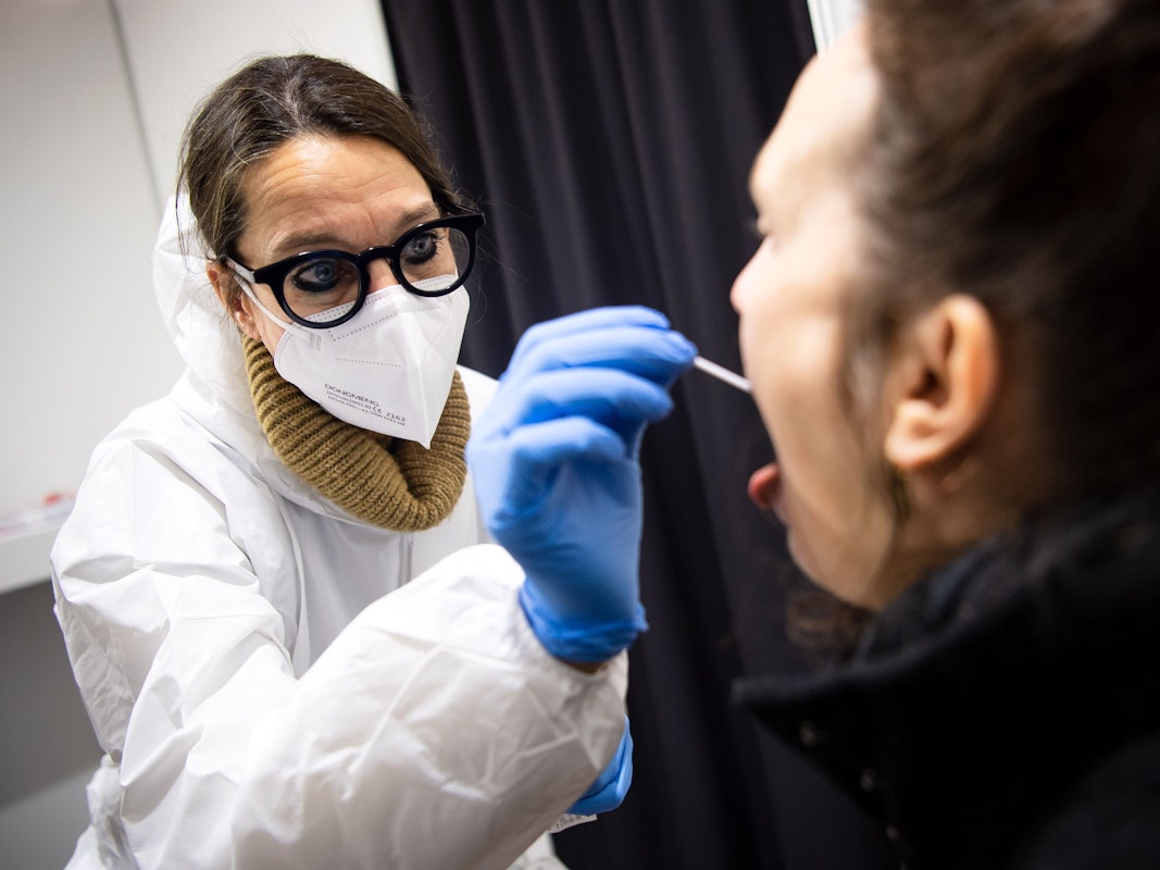 In einem Testzentrum wird von einer Mitarbeiterin ein Abstrich für einen Corona-Schnelltest genommen. Es handelt sich um ein Symbolfoto.