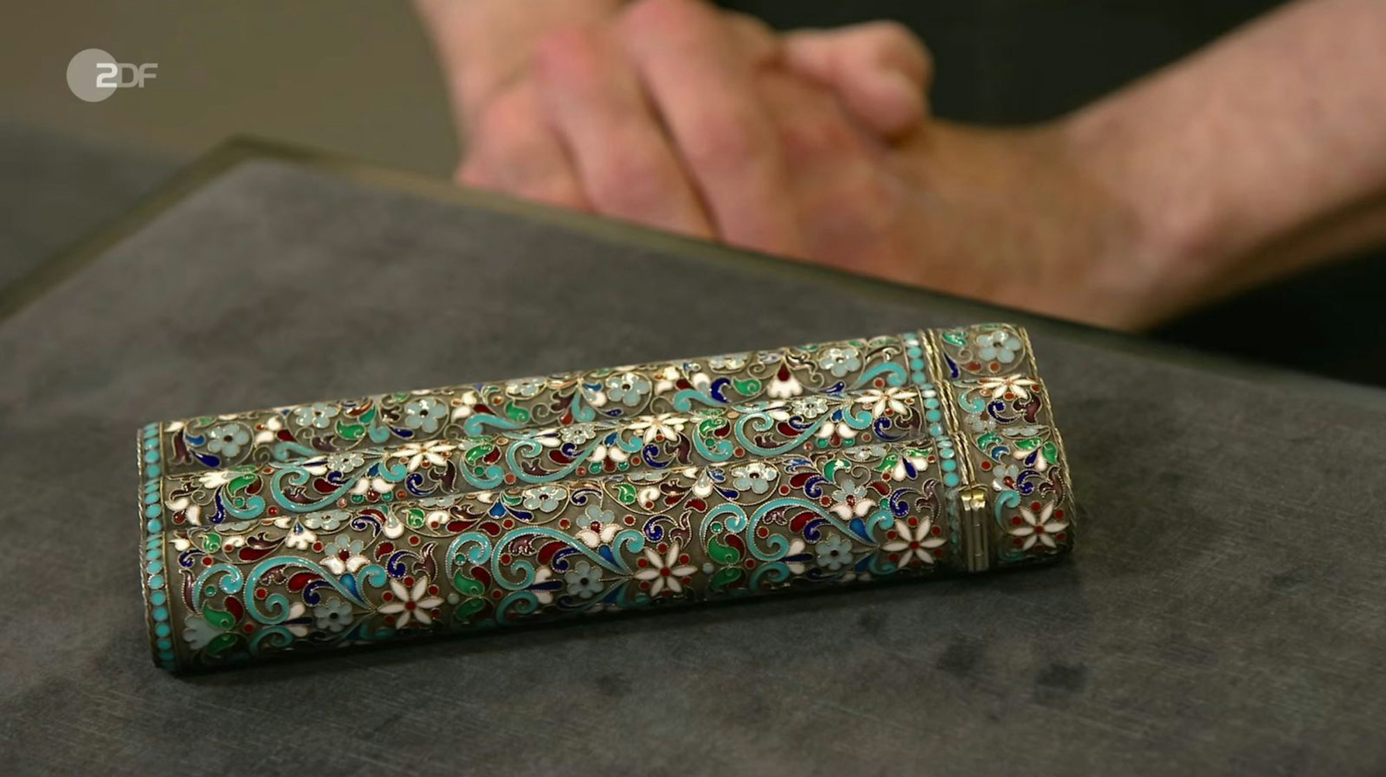 „Das ist etwas ganz Tolles und herausragendes Kunsthandwerk“, beschrieb Experte Colmar Schulte-Goltz das Etui. (Bild: ZDF)
