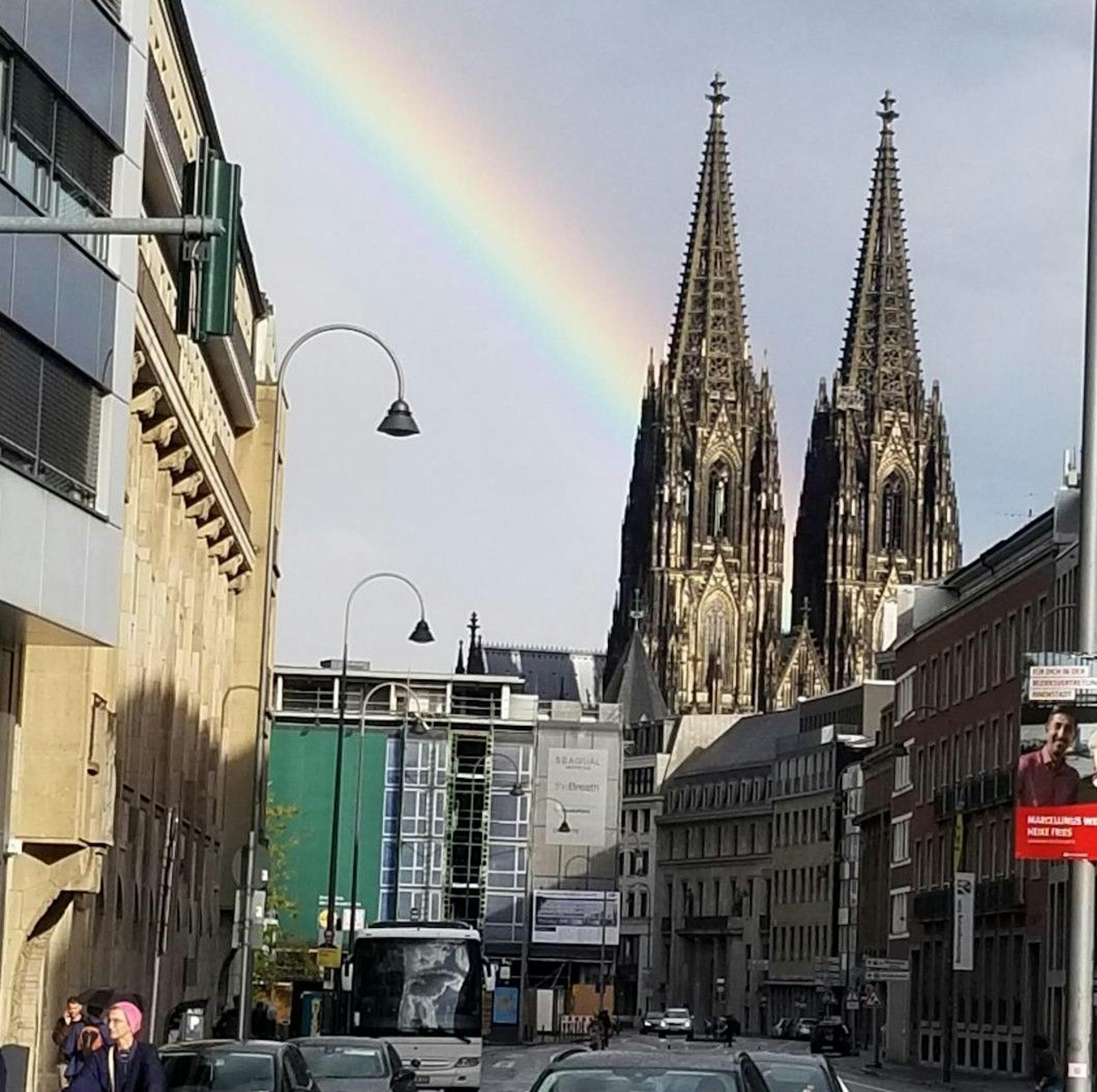 Schöne Überraschung am Donnerstagnachmittag, direkt neben den Türmen des Kölner Doms: ein Regenbogen spannt sich über die Stadt.