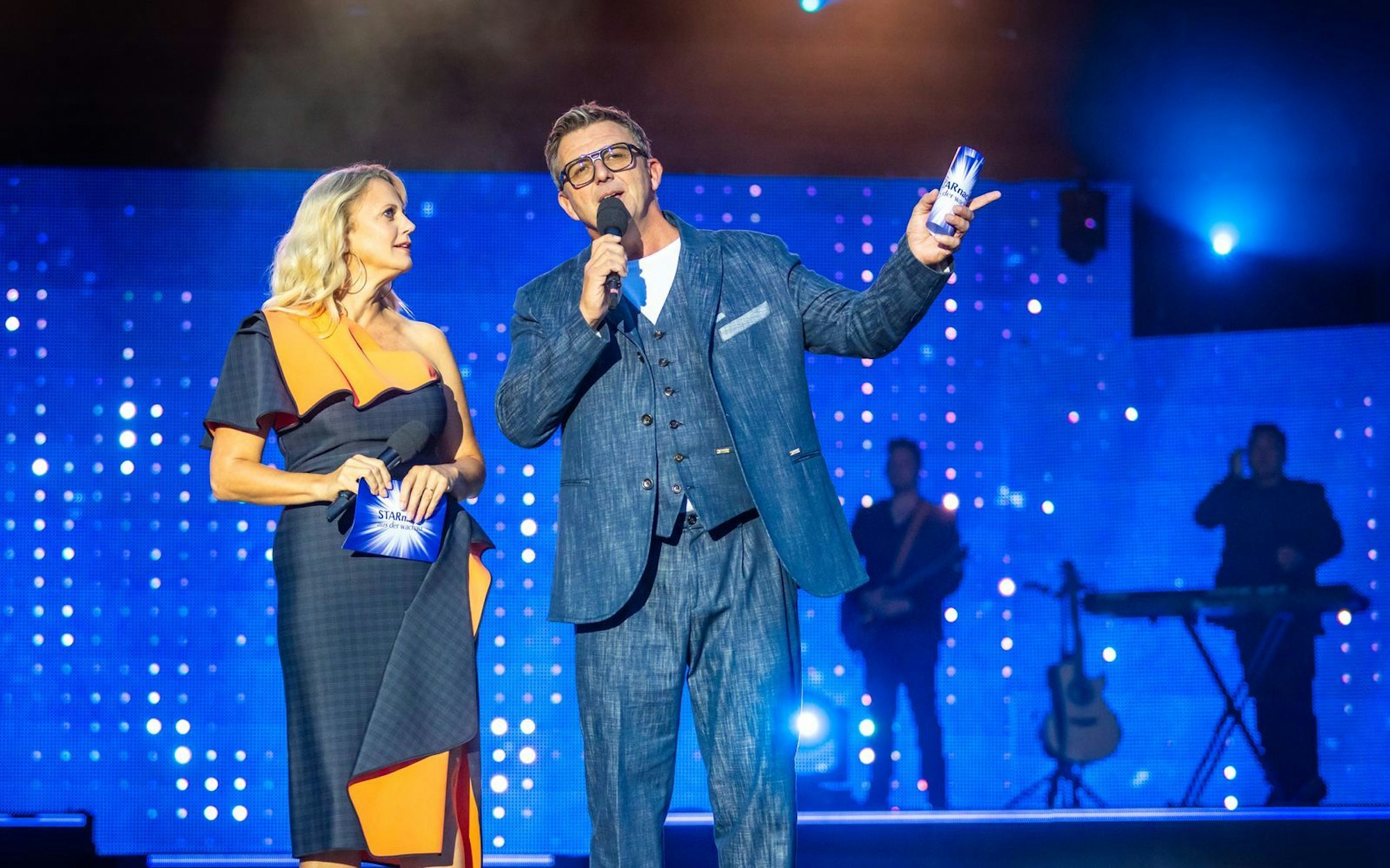 Hans Sigl und Barbara Schöneberger präsentieren 2025 ein weiteres Mal die „Starnacht aus der Wachau“. (Bild: Krivograd/ipmedia)