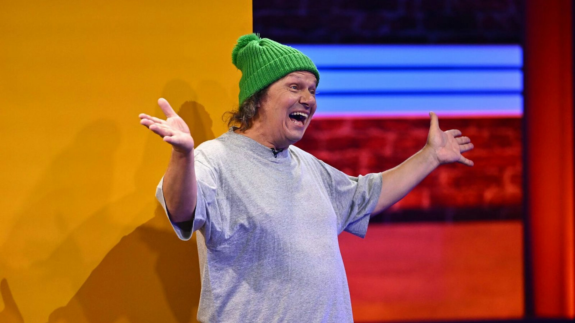TV-Star Manni Ludolf ersetzt Dolly Buster bei „Deutschlands dümmster Promi“. Sein Motto: „Einfach loslegen und sich überraschen lassen.“ (Bild: Joyn)