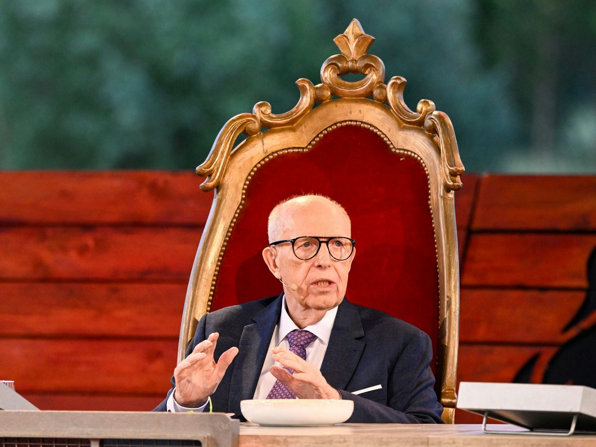 Reiner Calmund auf einem Thron am Jury-Tisch.
