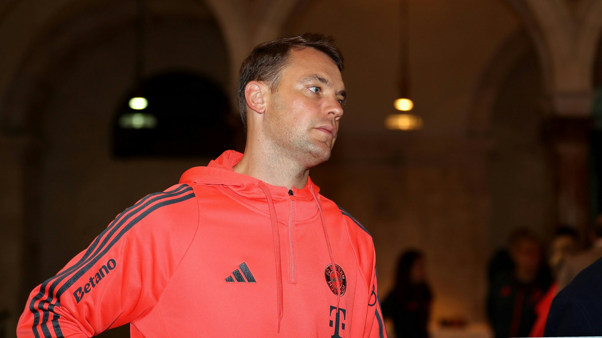 Torhüter Manuel Neuer hier bei einer Ehrung des FC Bayern München.