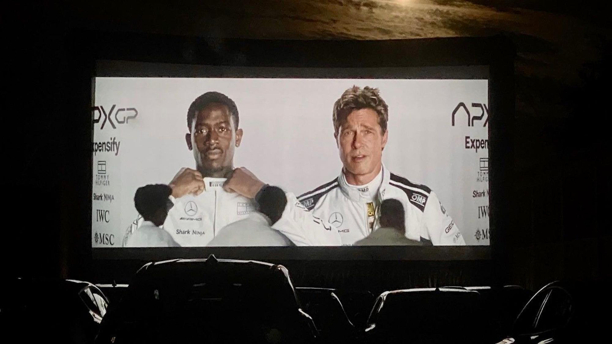 Beim „Drive-In Theater Ford“ wurde Brad Pitts neuer Actionstreifen „F1“ gezeigt. Die XXL-Leinwand stand vor den Autos der Gäste auf dem Werksgelände hinter Tor 3.