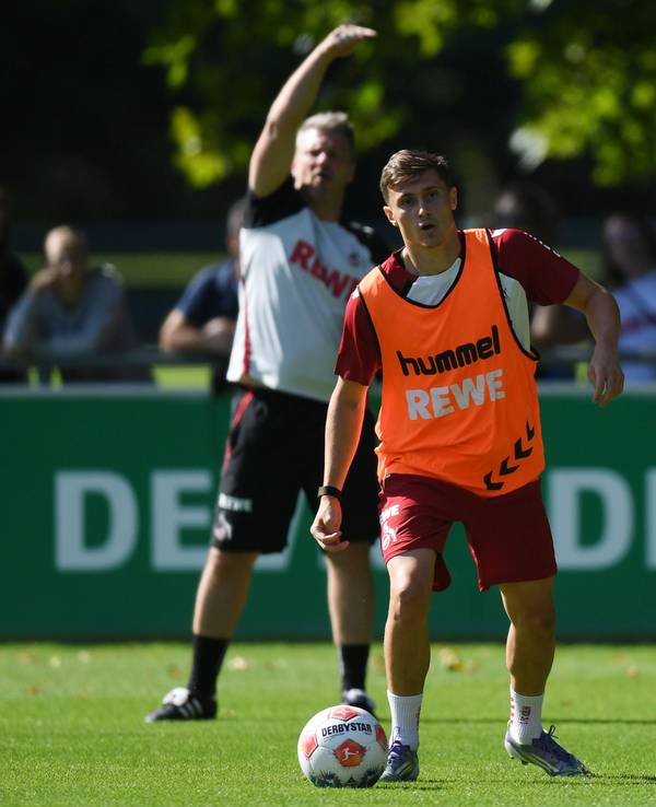 Alessio Castro-Montes im Training am Ball. Hinter ihm gibt Trainer Lukas Kwasniok Kommandos.
