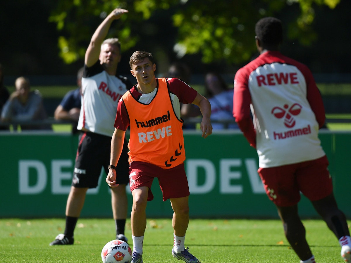 Alessio Castro-Montes im Training am Ball. Hinter ihm gibt Trainer Lukas Kwasniok Kommandos.
