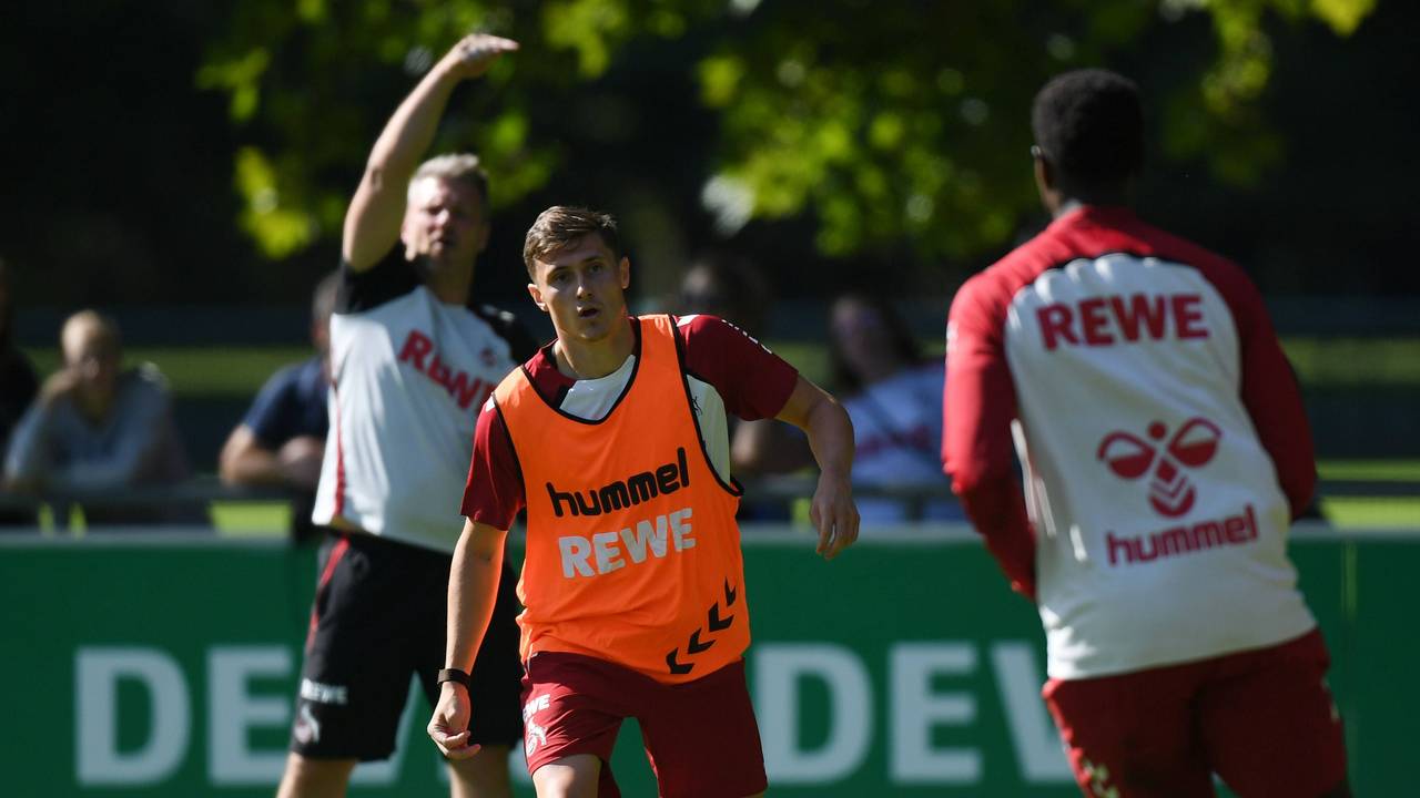Alessio Castro-Montes im Training am Ball. Hinter ihm gibt Trainer Lukas Kwasniok Kommandos.