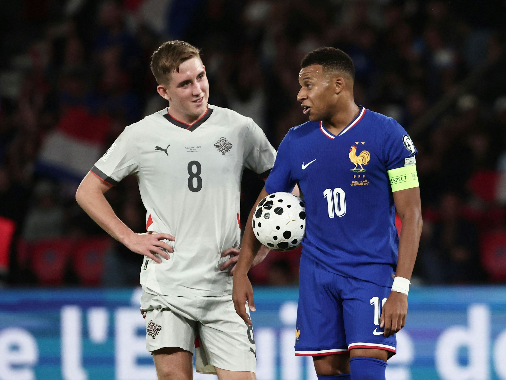 Isak Johannesson im Gespräch mit Kylian Mbappe.
