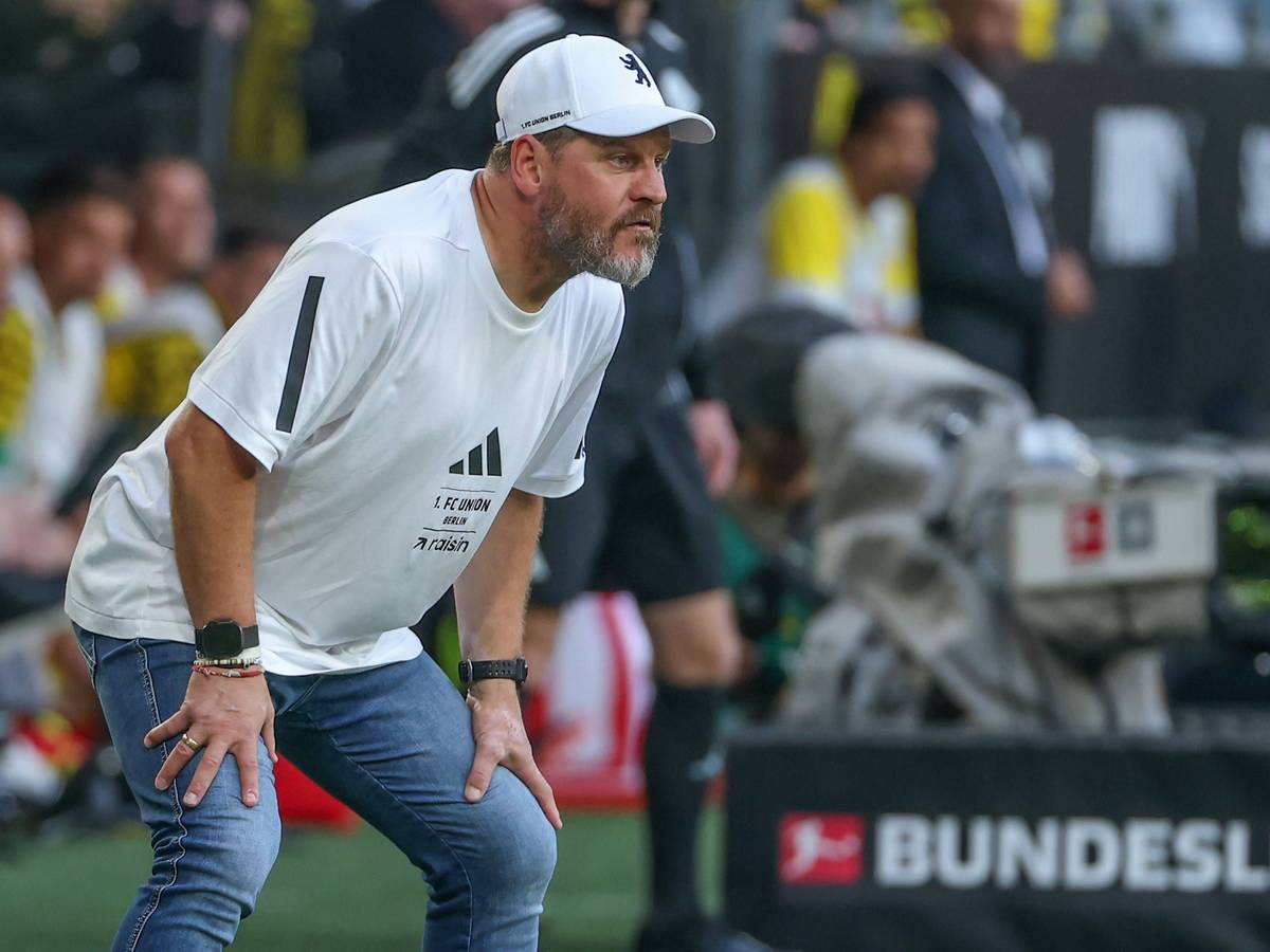 Steffen Baumgart als grimmiger Beobachter bei einem Spiel von Union Berlin.