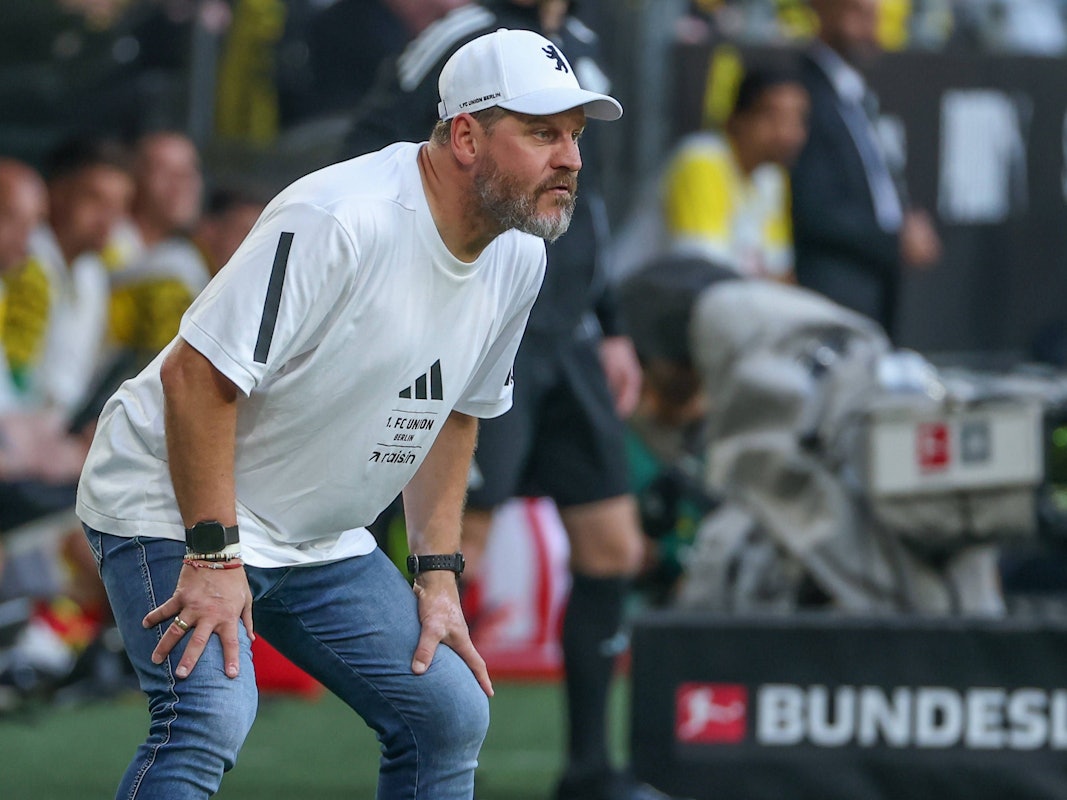 Steffen Baumgart als grimmiger Beobachter bei einem Spiel von Union Berlin.