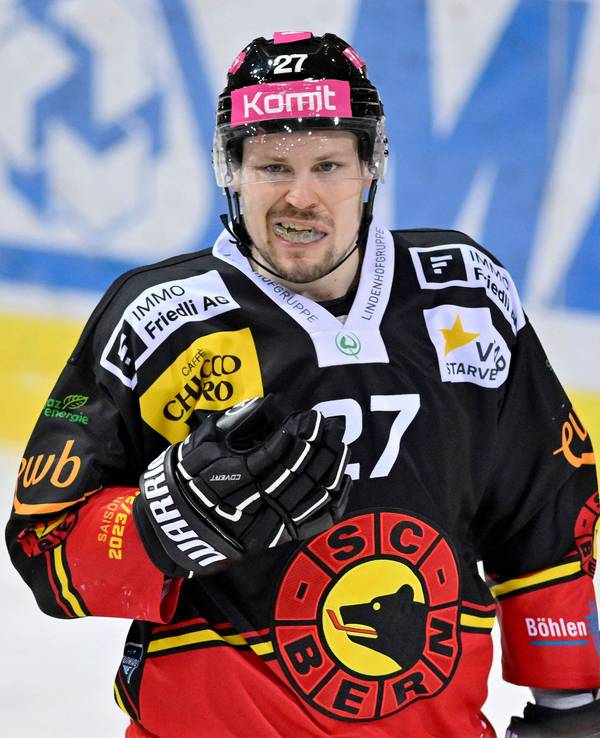 Ville Pokka beim Playoff Viertelfinale des SC Bern gegen den EV Zug am 27. März 2024.