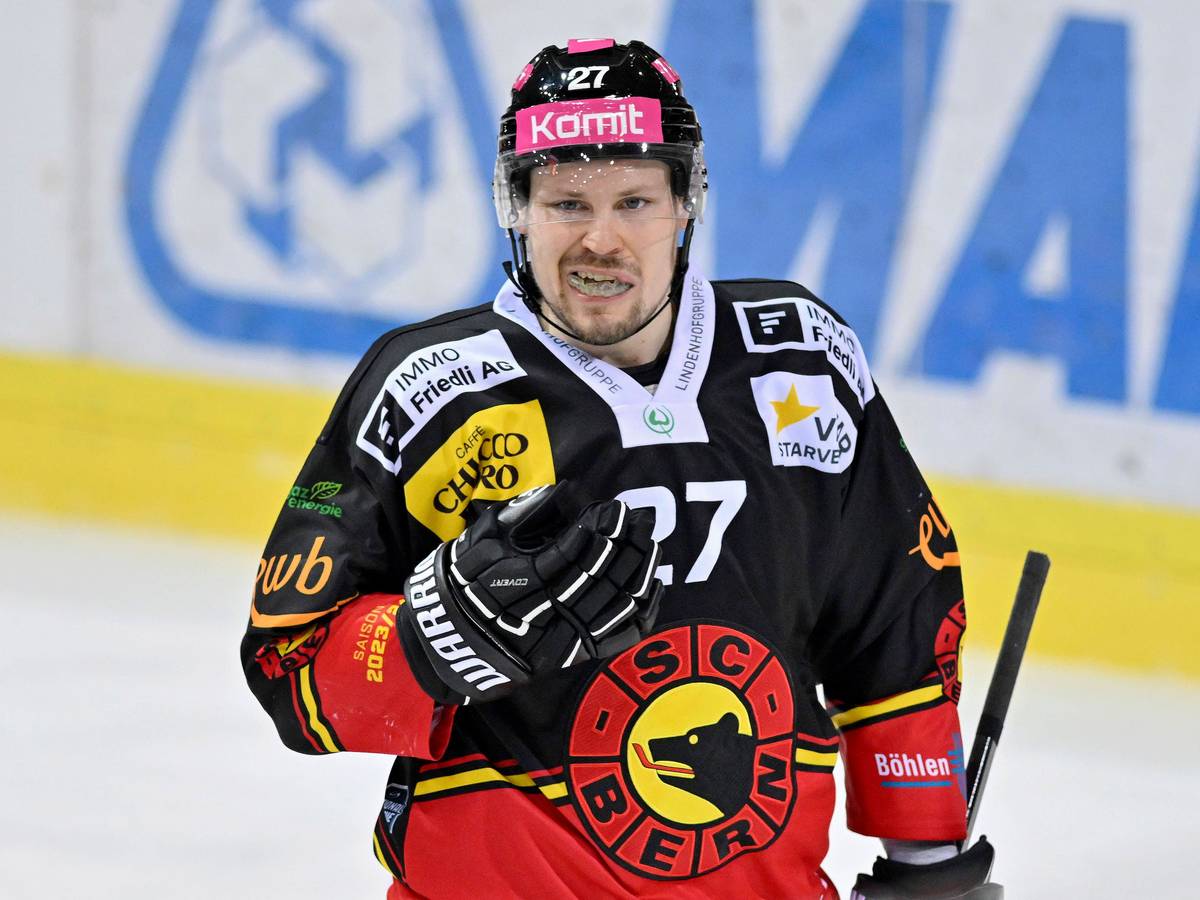 Ville Pokka beim Playoff Viertelfinale des SC Bern gegen den EV Zug am 27. März 2024.