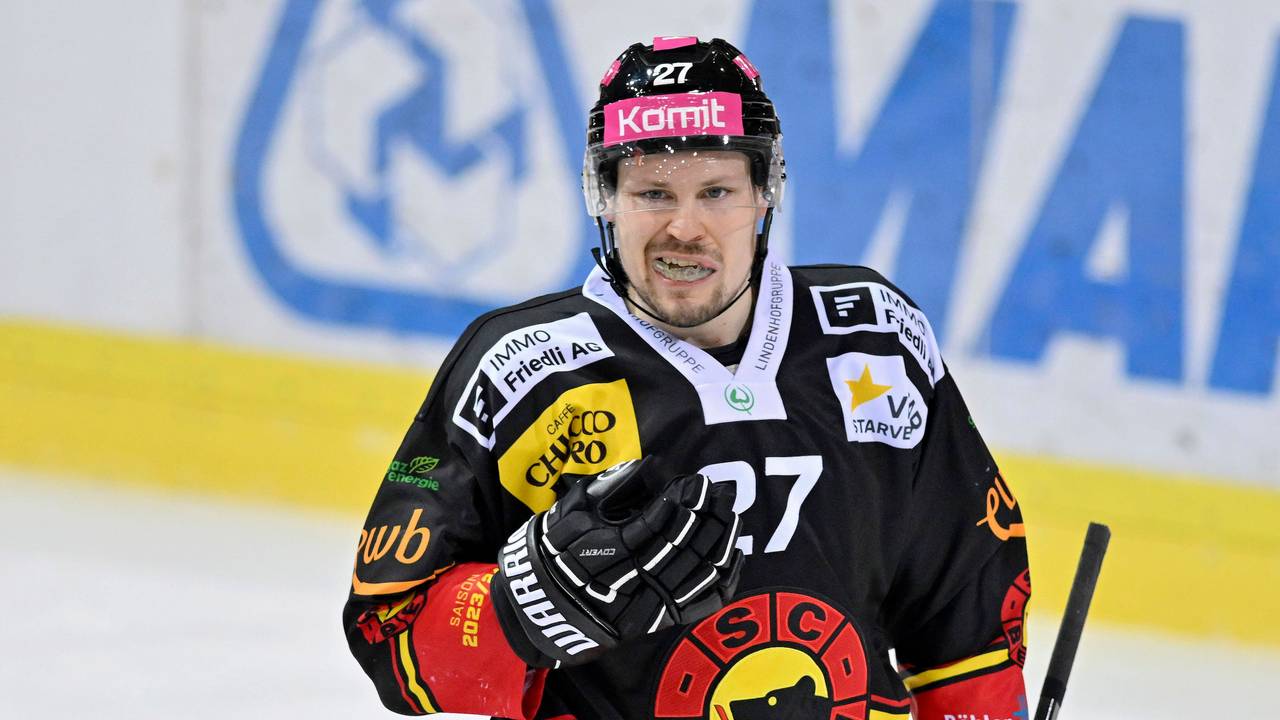 Ville Pokka beim Playoff Viertelfinale des SC Bern gegen den EV Zug am 27. März 2024.