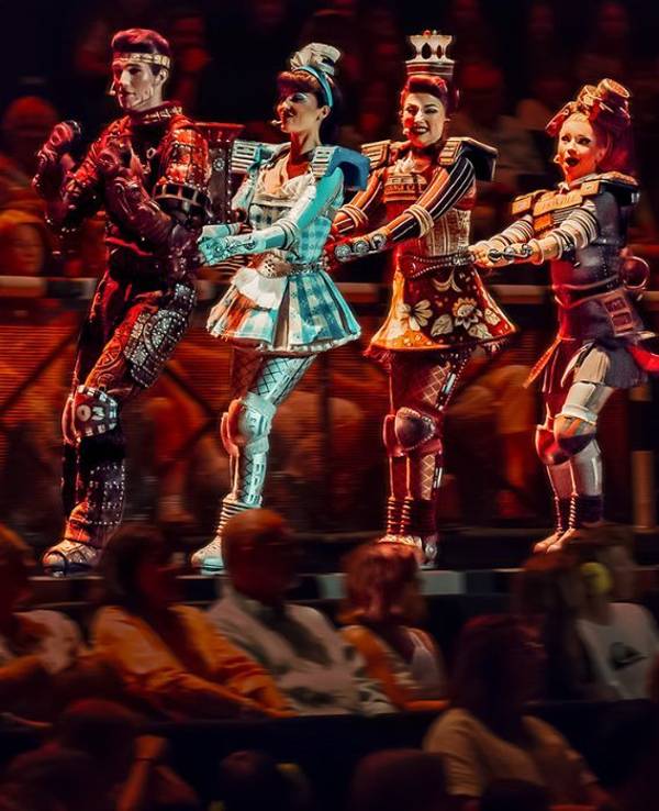 STARLIGHT EXPRESS Bochum
Spielzeit 2024/2025
Rusty_Dinah_Belle_Carrie bei der Fahrt durch die Halle