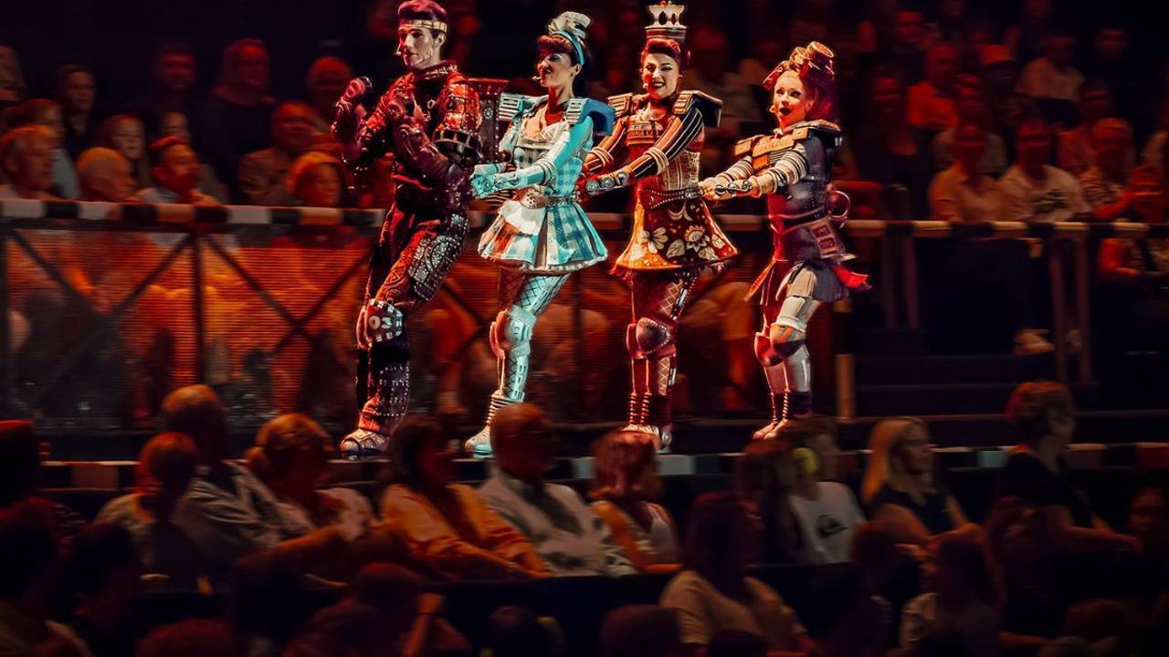 STARLIGHT EXPRESS Bochum
Spielzeit 2024/2025
Rusty_Dinah_Belle_Carrie bei der Fahrt durch die Halle