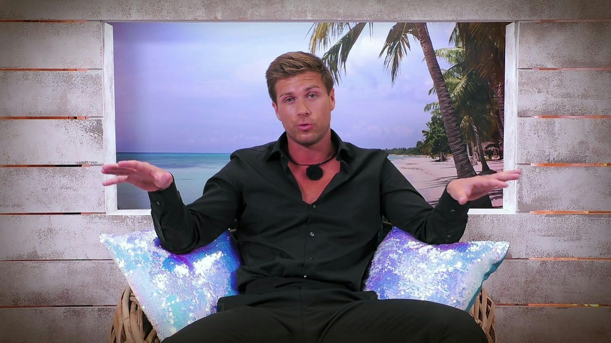 Josh gibt sich ultra-weltgewandt: „Prost heißt auf Griechisch 'Tsatsiki'!“ (Bild: RTLZWEI)