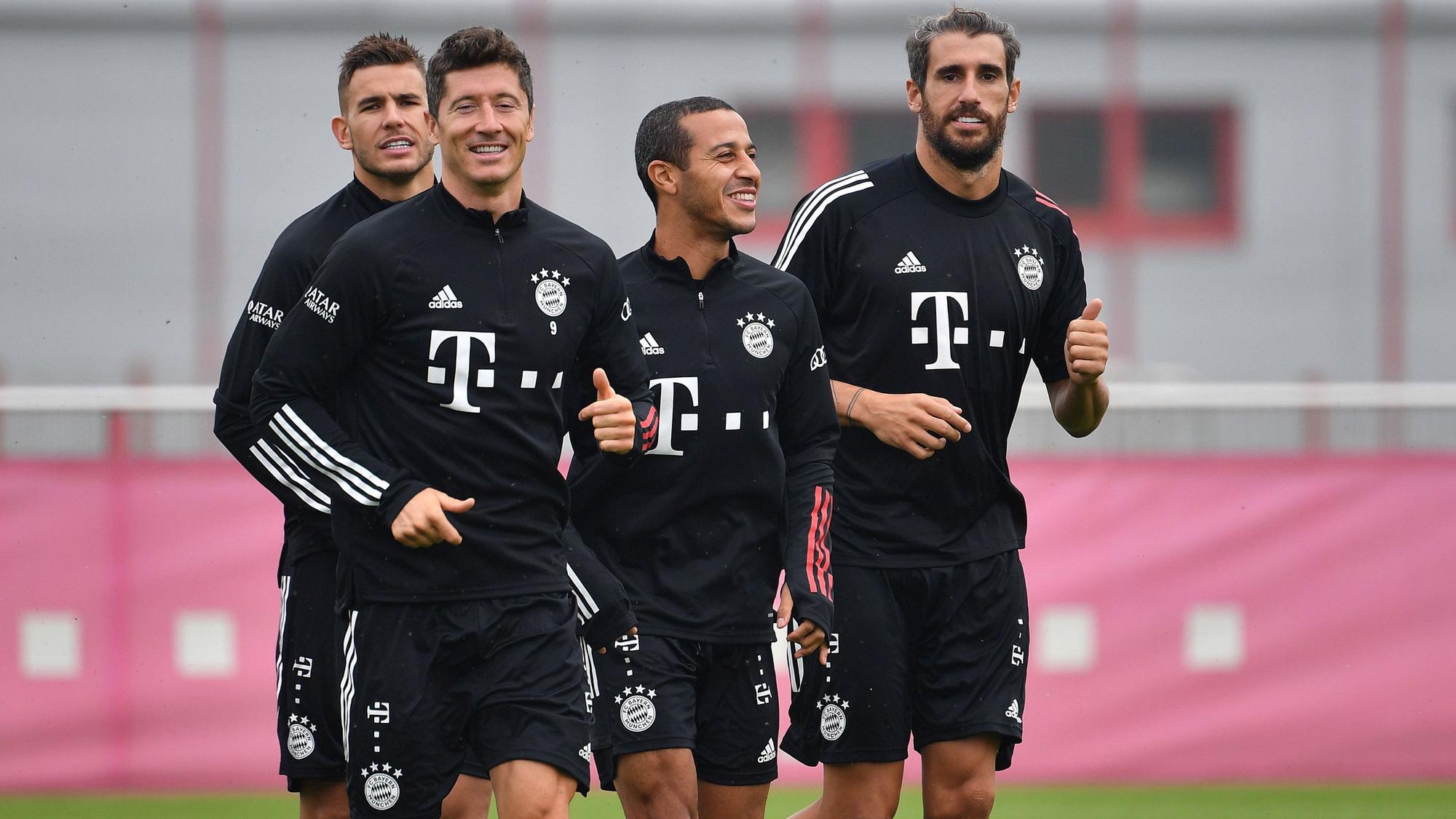 Thiago (2.v.r.) beim Training des FC Bayern.