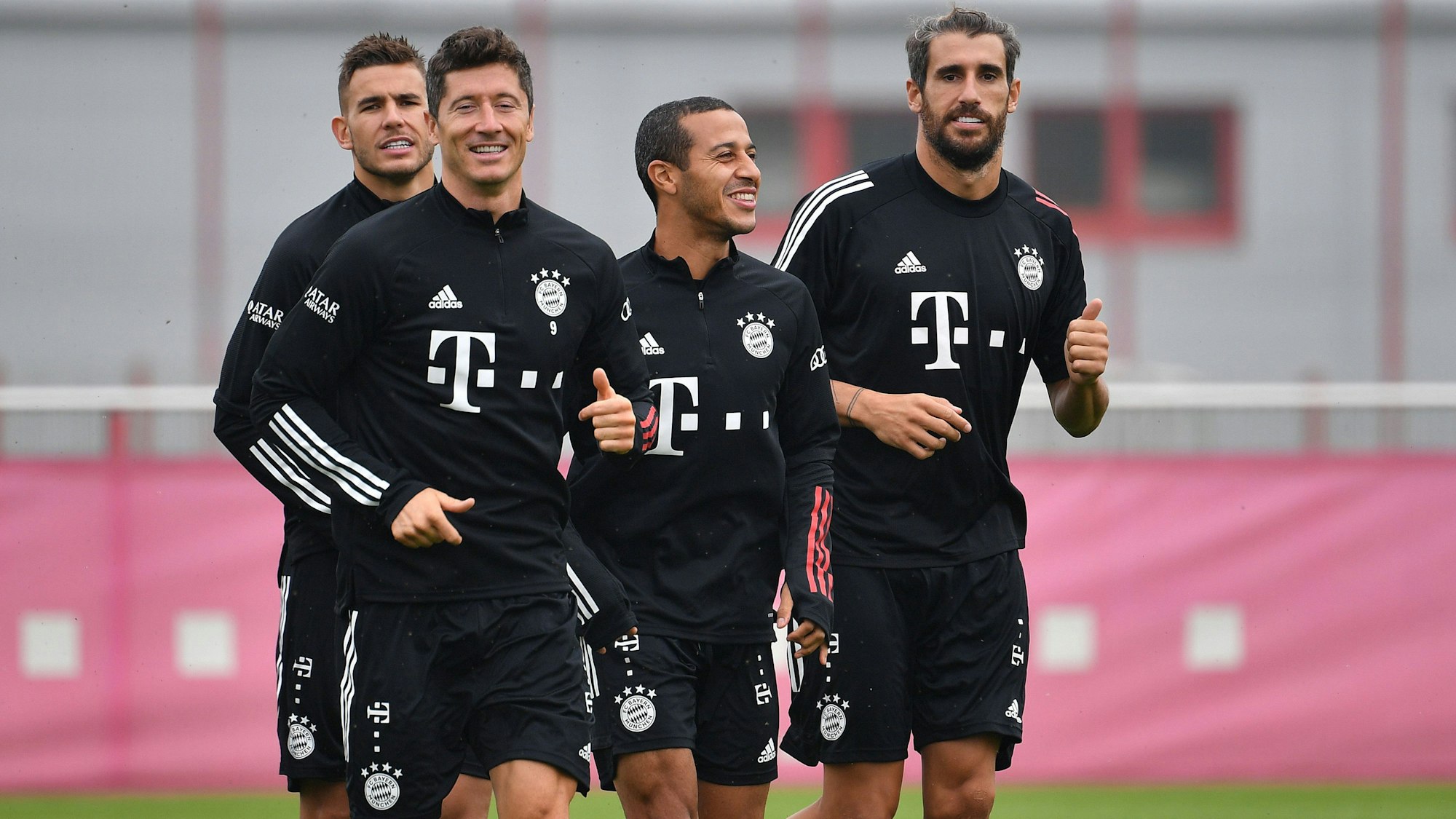 Thiago (2.v.r.) beim Training des FC Bayern.