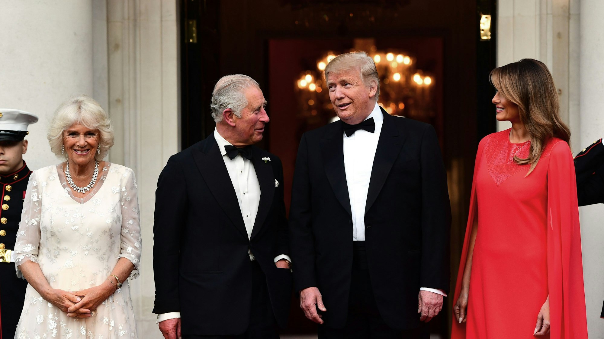 Prinz Charles (2.v.l.) und Camilla (l.) beim Gala-Bankett mit US-Präsident Donald Trump (2.v.r.) und First Lady Melania (r.) in London.