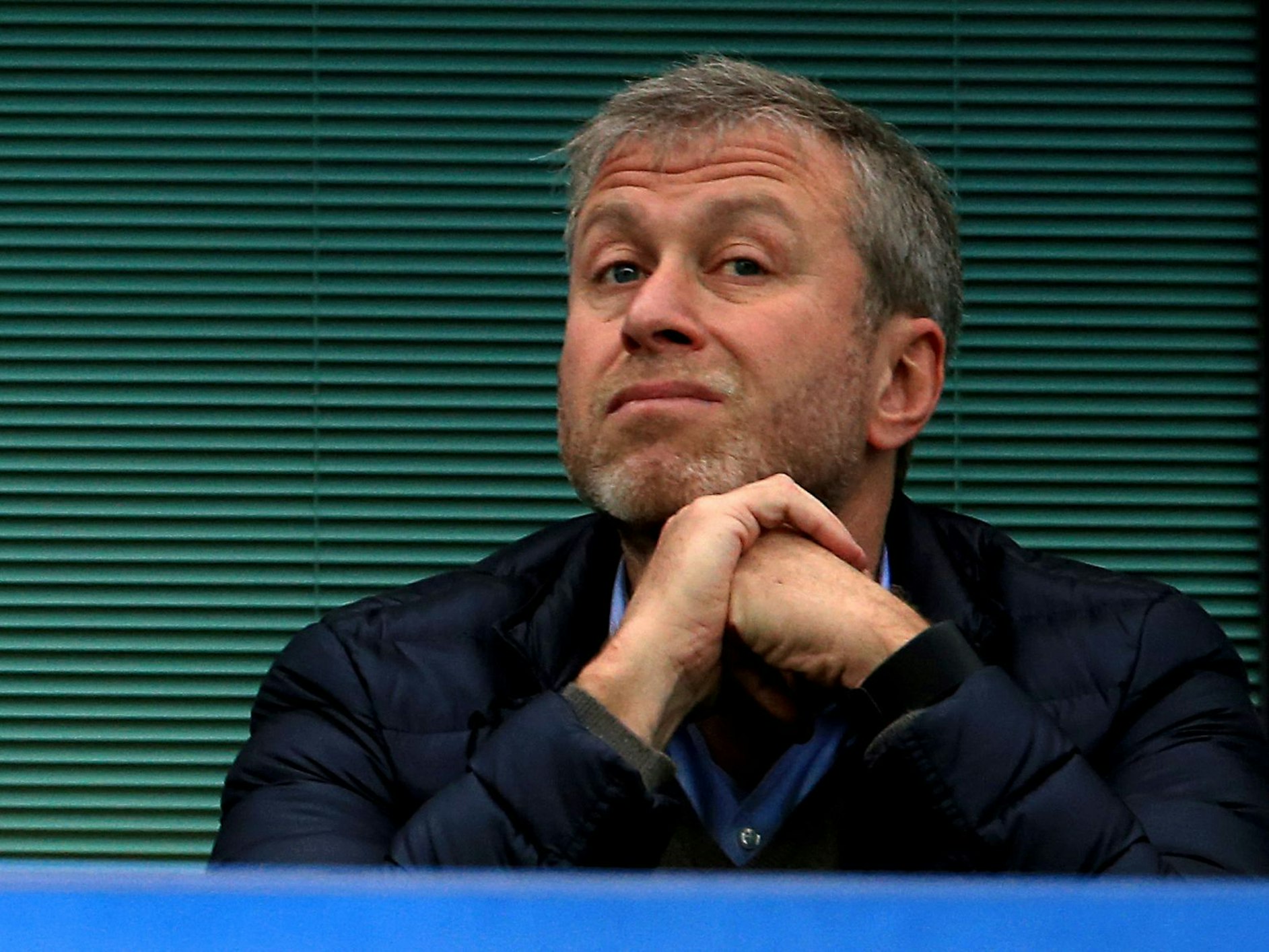 Roman Abramowitsch, hier auf der Tribüne, war von 2003 bis 2022 Besitzers des englischen Fußballvereins FC Chelsea. In dieser Zeit soll der Klub gegen verschiedene Regeln verstoßen haben.