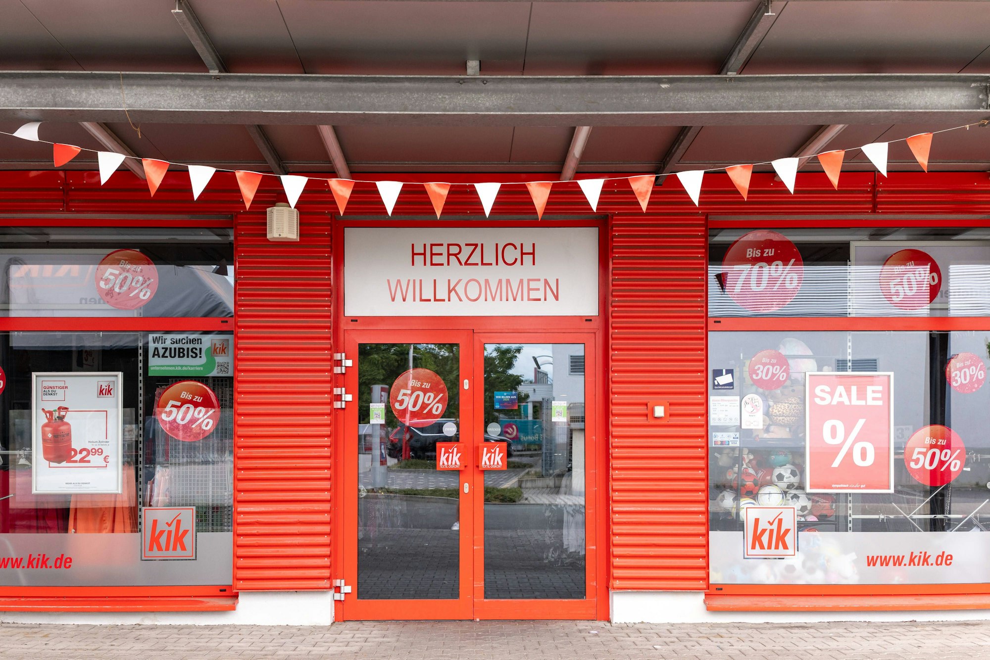 Eingang einer KiK-Filiale mit Sale-Plakaten in Bad Camberg (Archivbild).