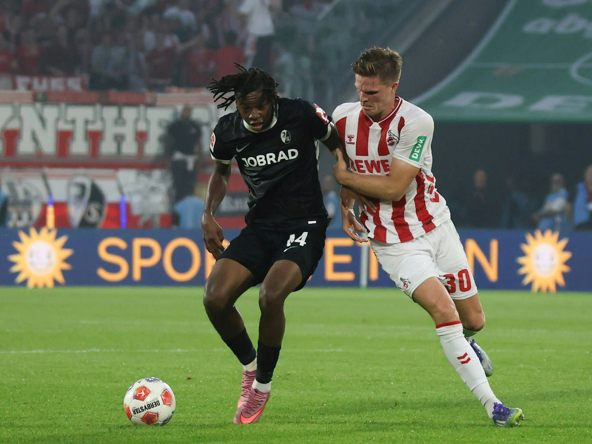 Johan Manzambi (l.) und Marius Bülter im Zweikampf.