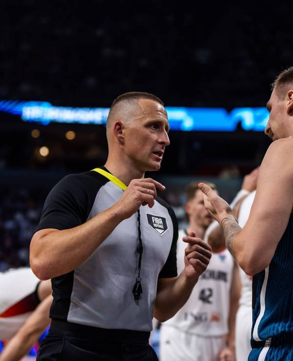 Gregor Hrovat diskutiert bei der Basketball-EM im Spiel zwischen Deutschland und Slowenien mit dem Schiedsrichter.