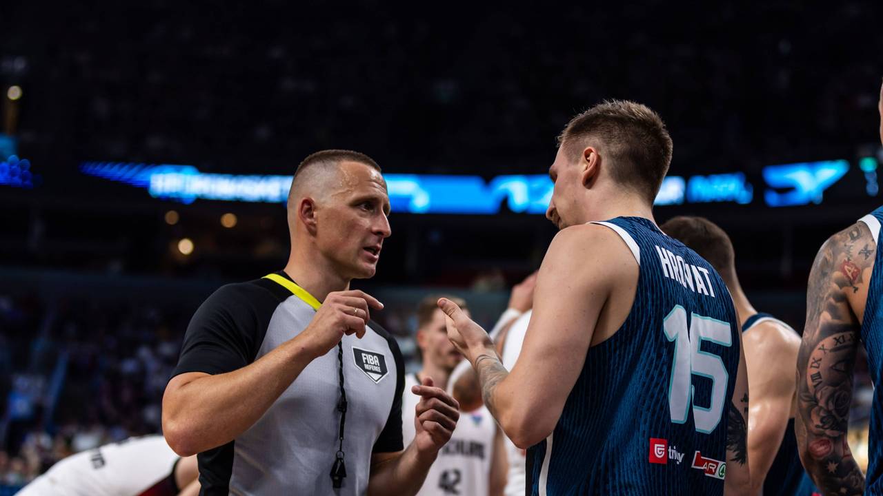 Gregor Hrovat diskutiert bei der Basketball-EM im Spiel zwischen Deutschland und Slowenien mit dem Schiedsrichter.