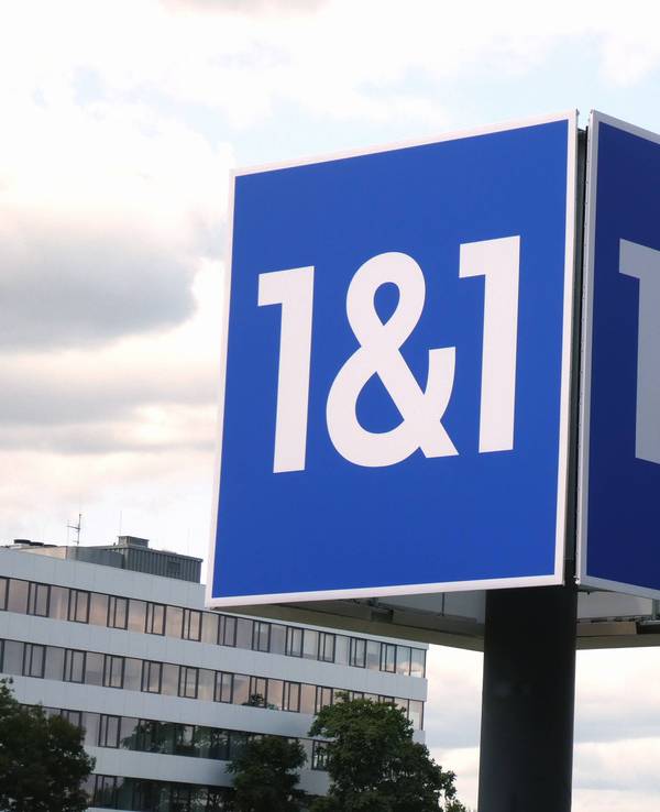 Das 1&1-Logo vor dem Hauptsitz des Unternehmens.