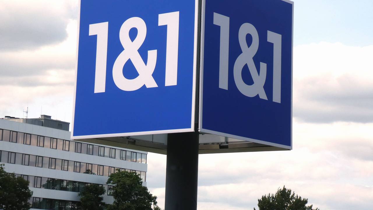 Das 1&1-Logo vor dem Hauptsitz des Unternehmens.