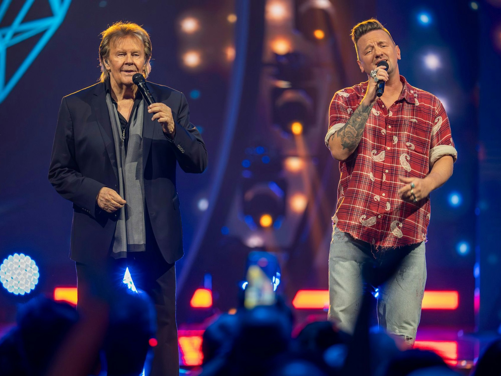 Howard Carpendale und Ben Zucker zusammen auf der Bühne.