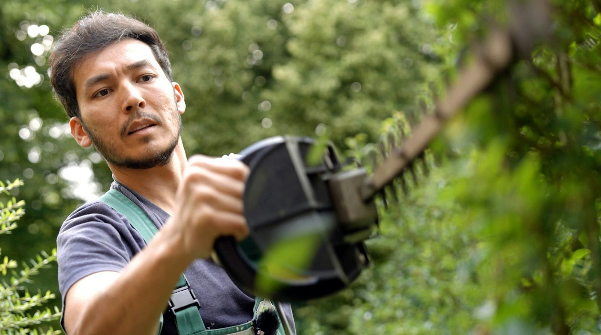 Arashs Kirchenasyl war der Beginn seines Lebens in Deutschland. Inzwischen macht er eine Ausbildung und hilft immer noch in Anjas Gemeinde aus. (Bild: Radio Bremen/Kai Schumacher)