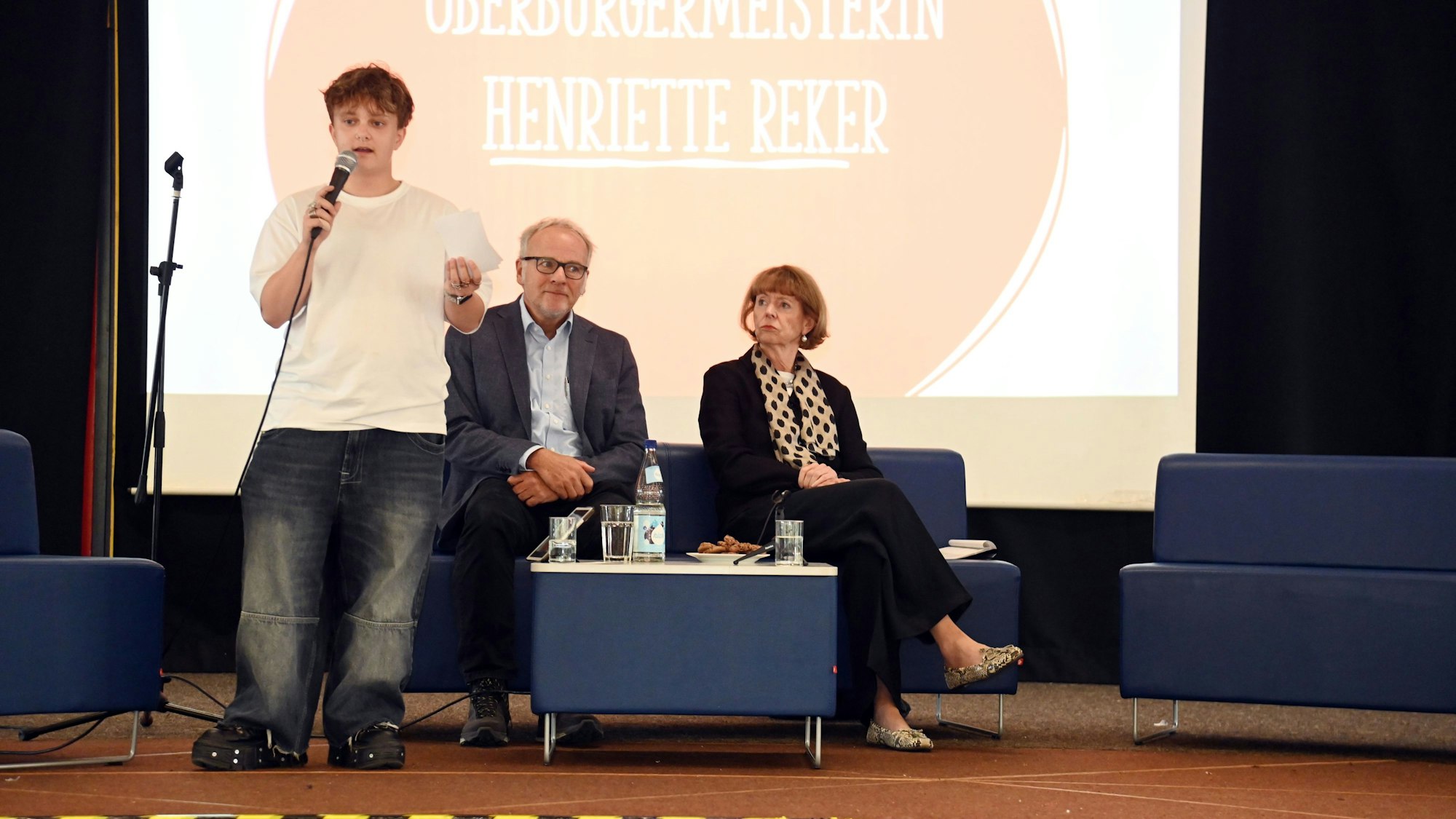 OB Henriette Reker besuchte die Heinrich-Böll-Gesamtschule und stellte sich den Fragen der Schüler und Schülerinnen.