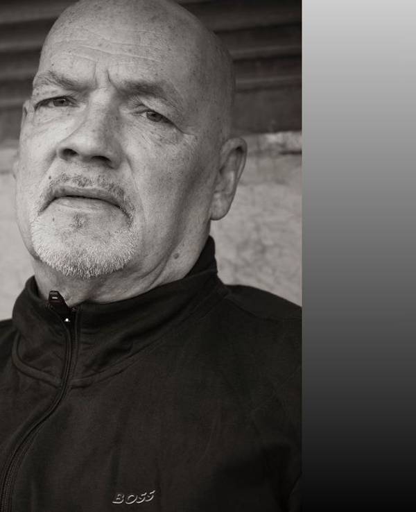 Egon Kowalski auf einem Schwarz-Weiß Portrait-Foto.