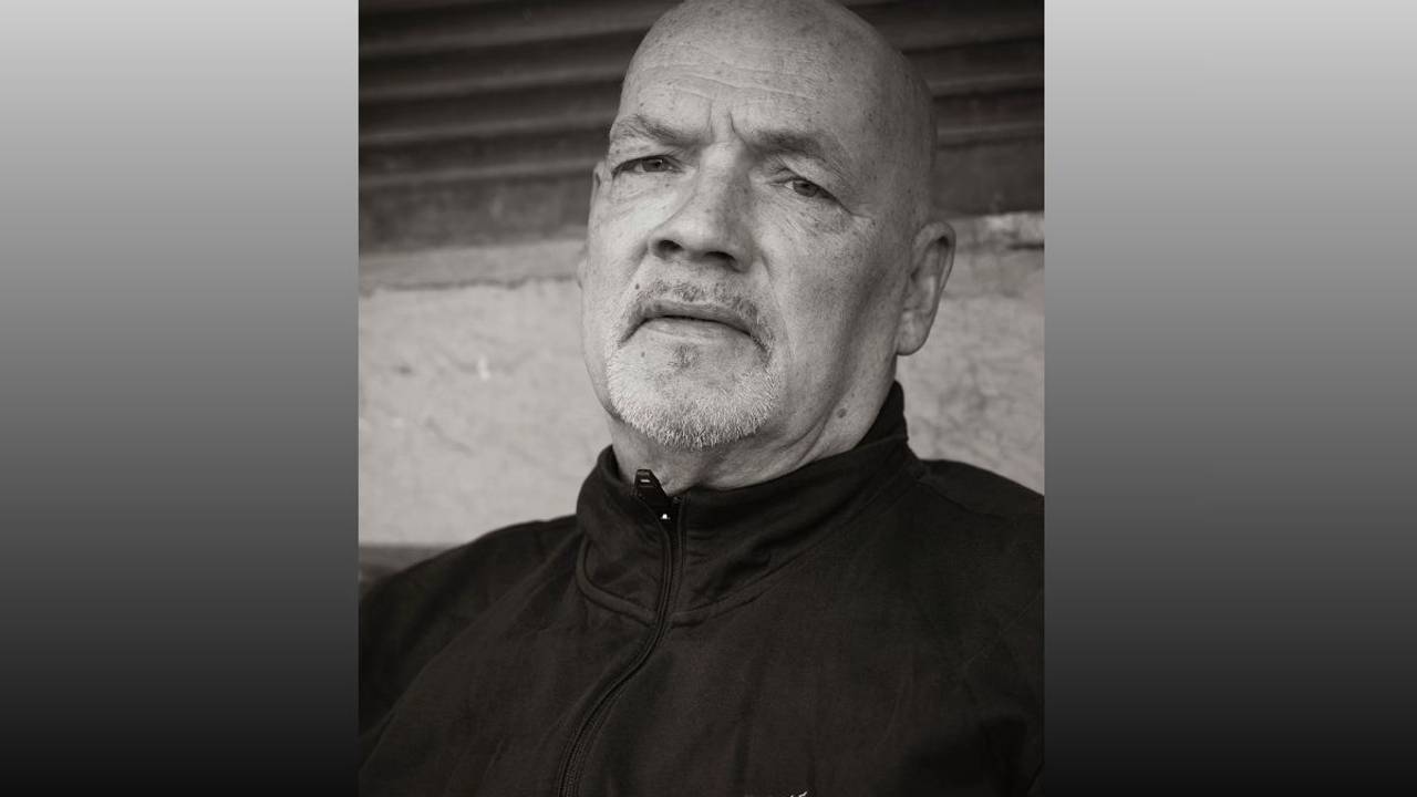 Egon Kowalski auf einem Schwarz-Weiß Portrait-Foto.